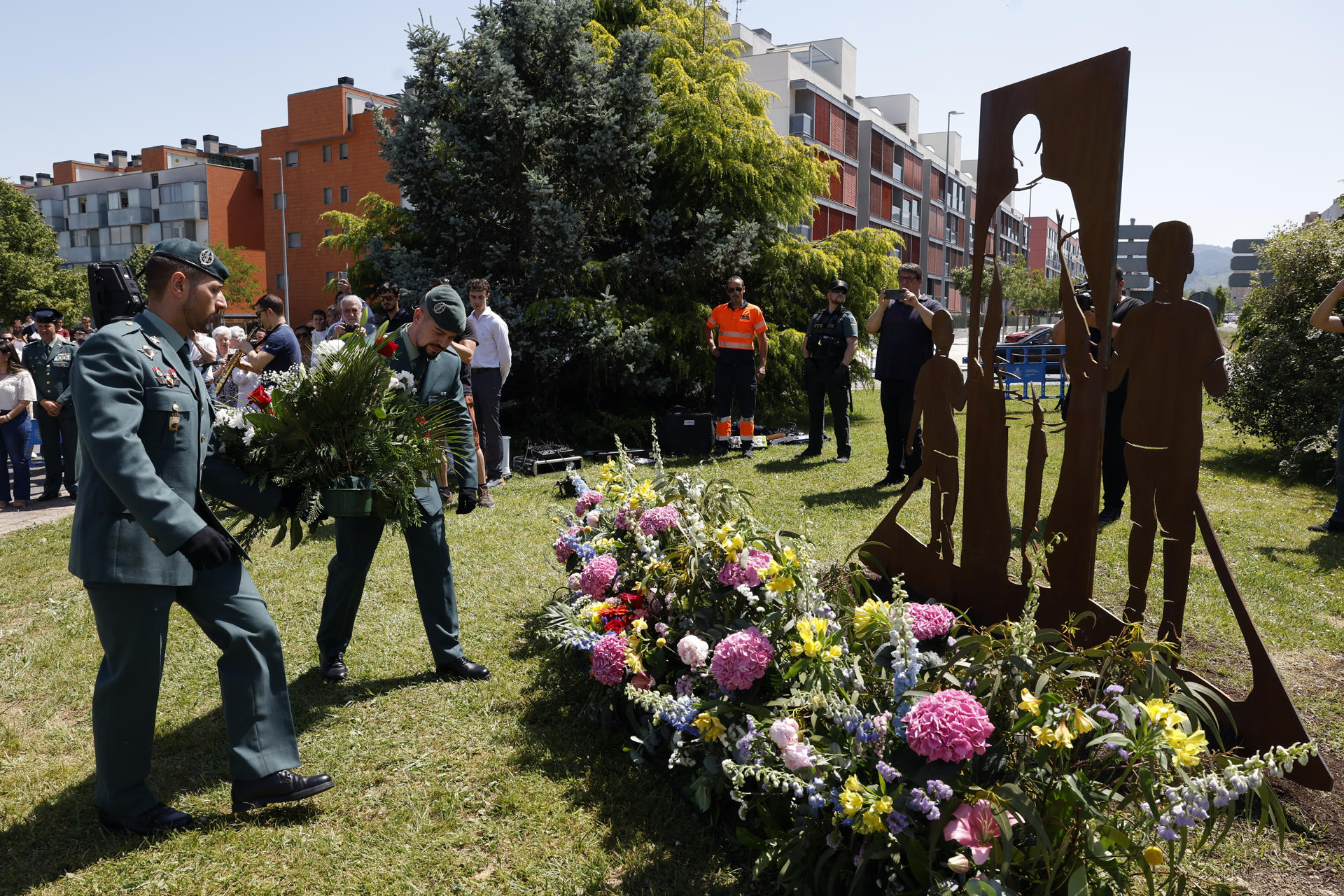Compañeros de David Pérez Carracedo, guardia civil vecino de Sarriguren fallecido en acto de servicio en la localidad de Barbate (Cádiz) durante la inauguración de una escultura en su homenaje. EFE/ Jesús Diges