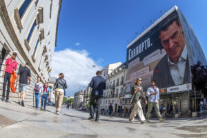El Partido Socialista (PSOE) denunció este lunes la colocación de una gran fotografía del presidente del Gobierno, Pedro Sánchez, con la palabra "corrupto" en la fachada de un inmueble situado enfrente del Congreso. En la imagen de grandes dimensiones, pagada por la organización ultraconservadora Hazte Oír, se citan varios casos de investigaciones judiciales que afectan a familiares de Sánchez, a un exministro socialista y al fiscal general del Estado, entre otros. EFE/ Fernando Villar