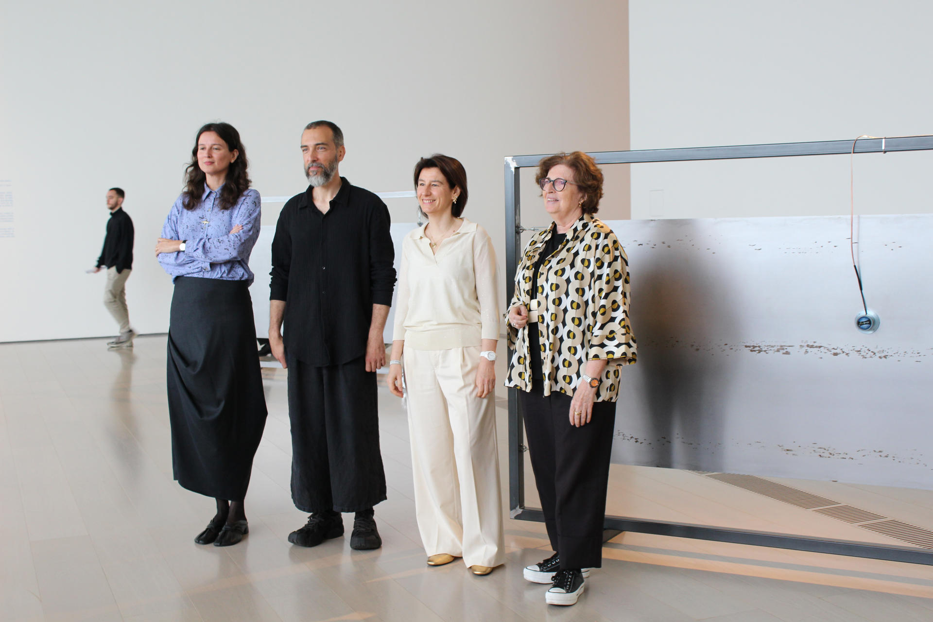 El artista portugués Nuno da Luz posa en una foto de familia durante la presentación de la segunda edición de 'Enredos', a cargo del artista portugúes Nuno Da Luz, antiguo becario de la Fundación Botín. EFE/ Eva García