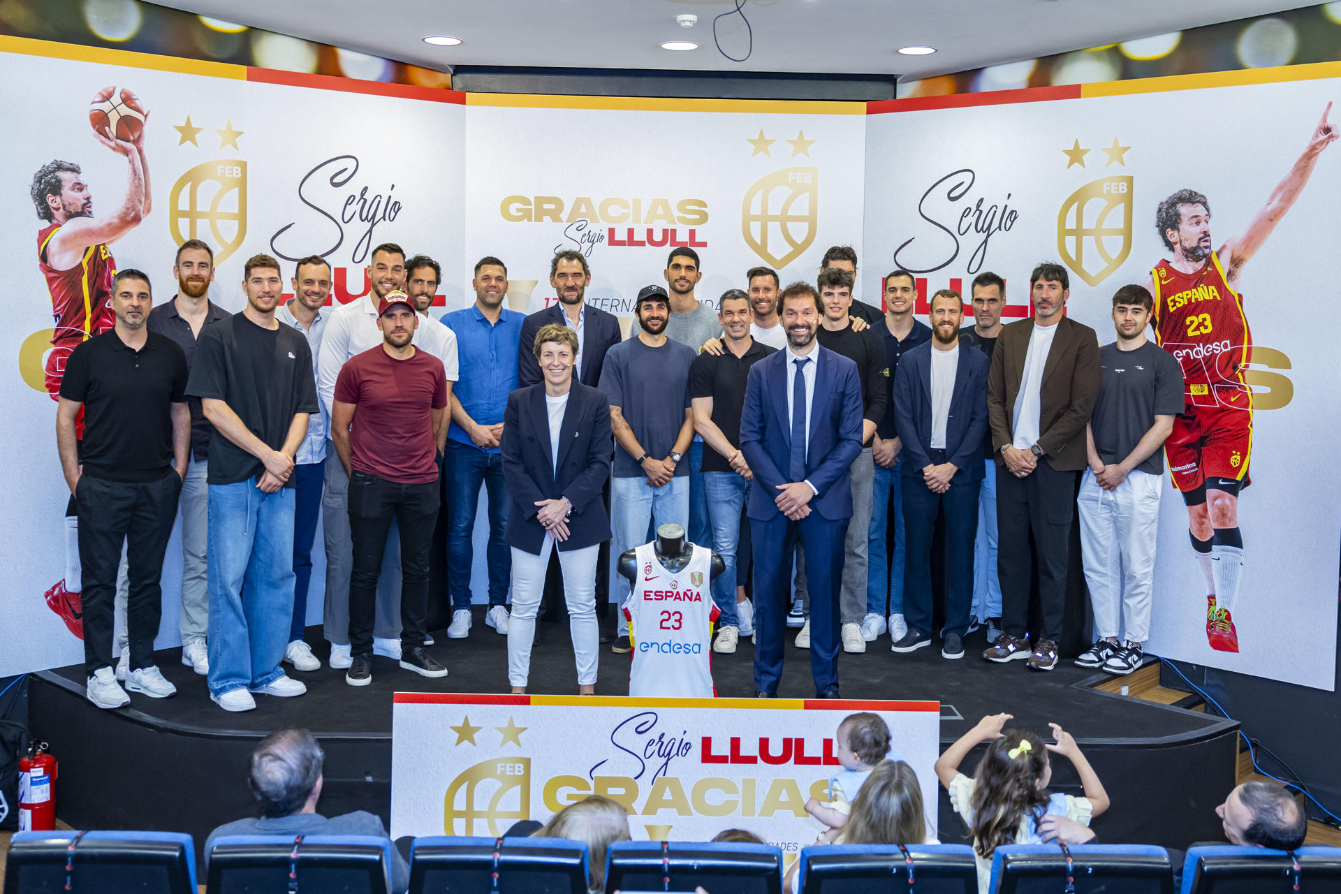 Sergio Llull (c-d), base-escolta mahonés de 37 años del Real Madrid, ha decidido poner fin a su etapa en la selección española. EFE/ Eduardo Candel Reviejo / FEB