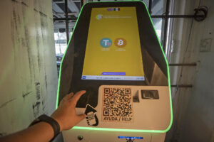 Fotografía de archivo de un cajero de criptomonedas en una plaza comercial en Ciudad de México. EFE/ Isaac Esquivel