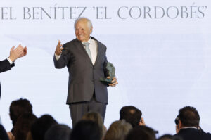 El torero Manuel Benítez ‘El Cordobés’ el pasado mes de marzo tras recoger un premio a la carrera profesional taurina, en el marco de la segunda edición de los galardones Andalucía de la Tauromaquia. EFE/Julio Muñoz