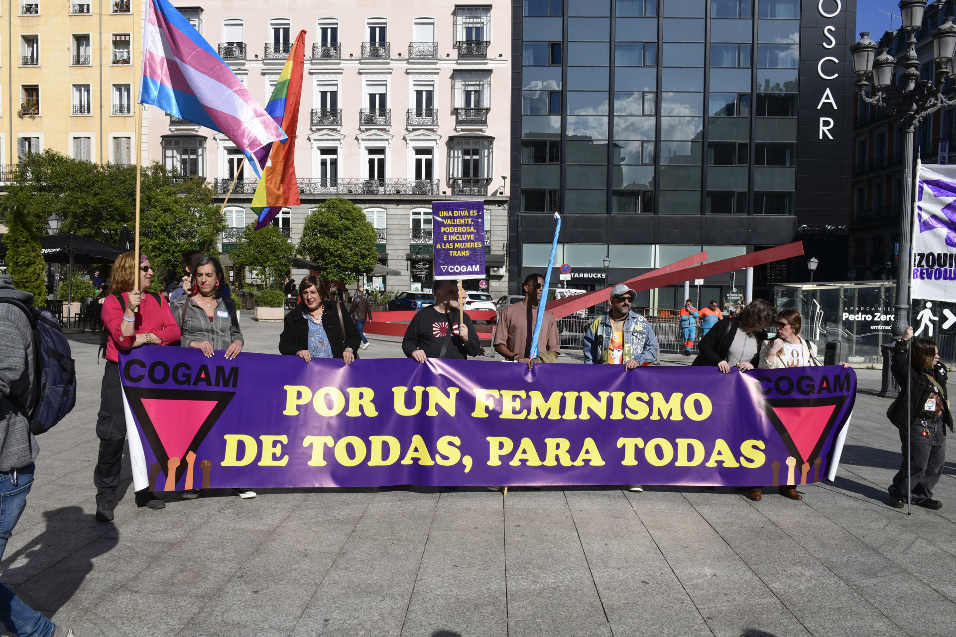 Un momento de la concentración convocada hoy sábado por la Federación Plataforma Trans en la Plaza Pedro Zerolo de Madrid. EFE / Victor Lerena.