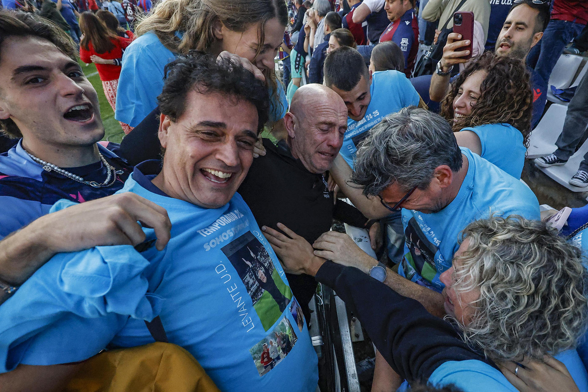 El entrenador del Levante, Julian Calero (c), celebra el ascenso a Primera División tras ganar al Burgos CF en el Estadio Municipal El Plantío de Burgos. EFE/Santi Otero
