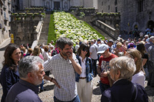 El ministro Ernest Urtasun , que se ha desplazado este viernes a Girona para visitar la muestra 'Temps de Flors',atiende a los medios momentos antes de la visita desde donde ha calificado de "patrimonio cultural" y que espera que sea reconocida internacionalmente en el marco de la candidatura presentada a la UNESCO sobre alfombras florales.EFE/ David Borrat