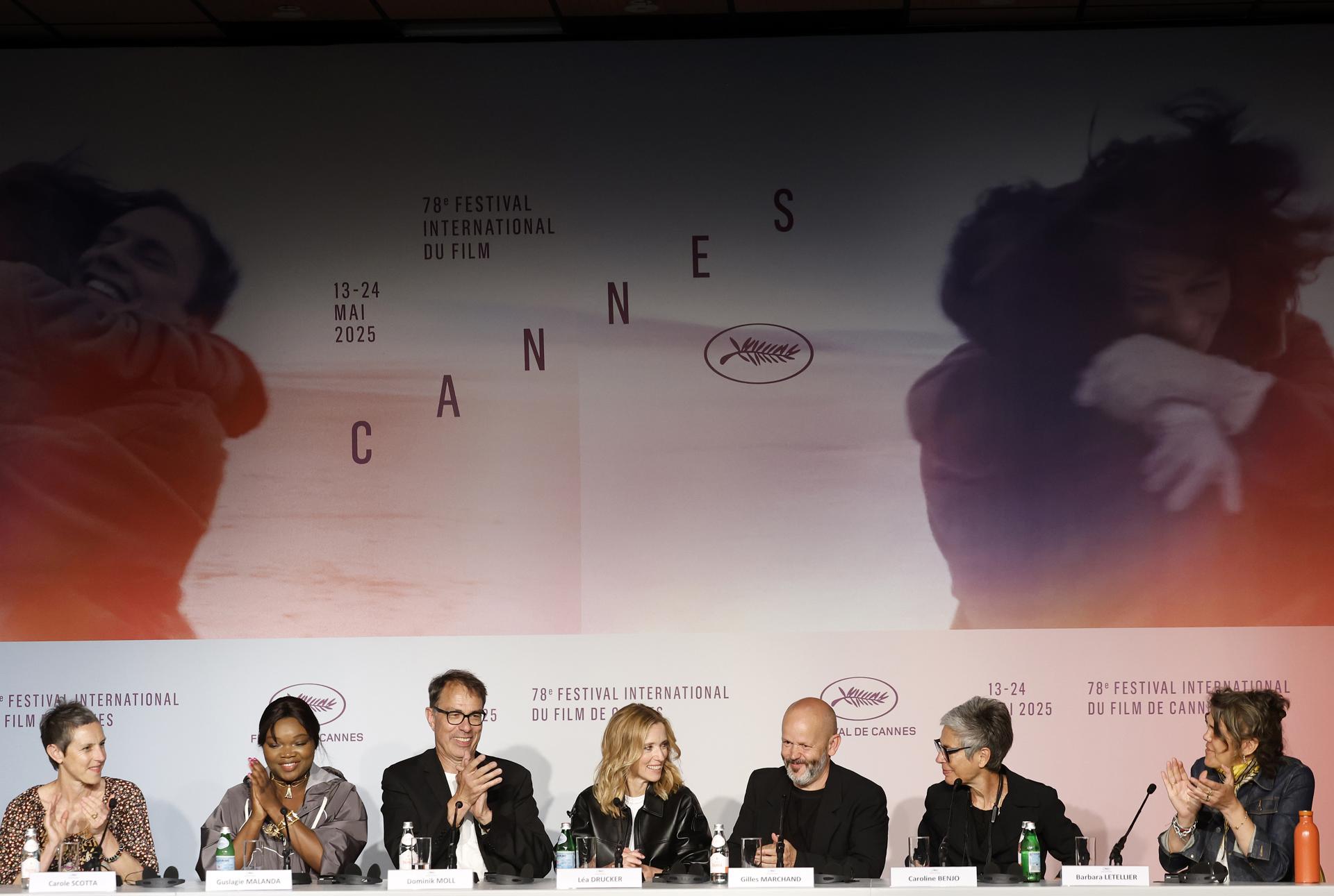 Carole Scotta, Guslagie Malanda,Dominik Moll, Lea Drucker, Gilles Marchand, Caroline Benjo y Barbara Letellier en la rueda de prensa de 'Dossier 137' durante el Festival de Cannes. EFE/EPA/SEBASTIEN NOGIER / POOL