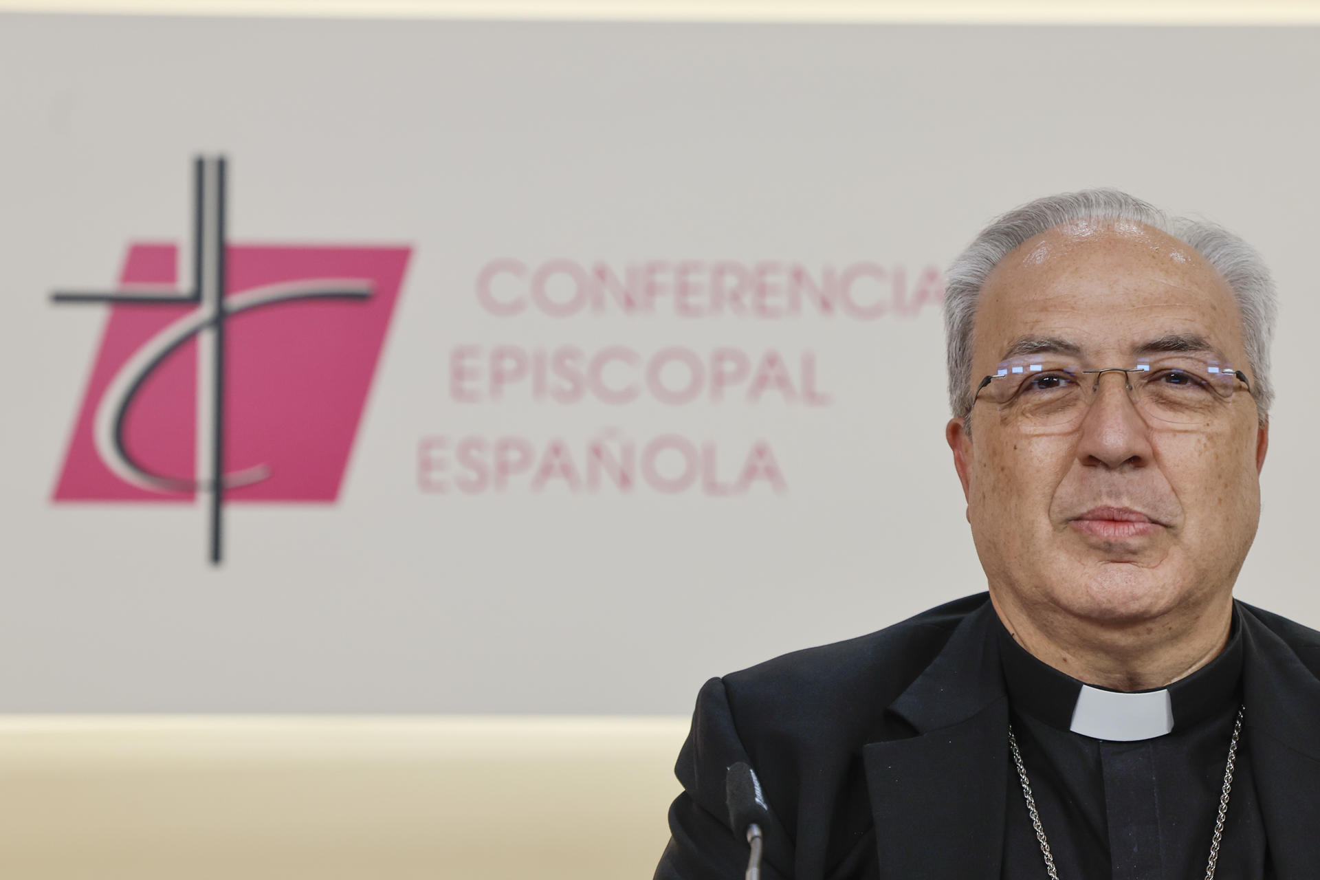 El secretario general de la Conferencia Episcopal Española, Mons. Francisco César García Magán, ofrece una rueda de prensa este jueves, en Madrid, en el marco de la elección del nuevo papa León XIV. EFE/ Sergio Pérez