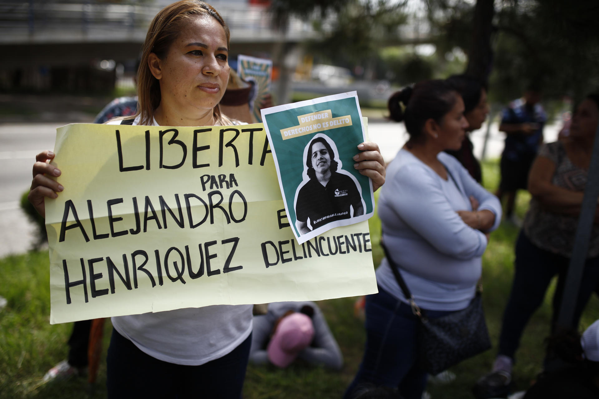 Una mujer sostiene un afiche con una fotografía del abogado y defensor de derechos ambientales Alejandro Henríquez este viernes, durante una manifestación en Santa Tecla (El Salvador). EFE/ Rodrigo Sura