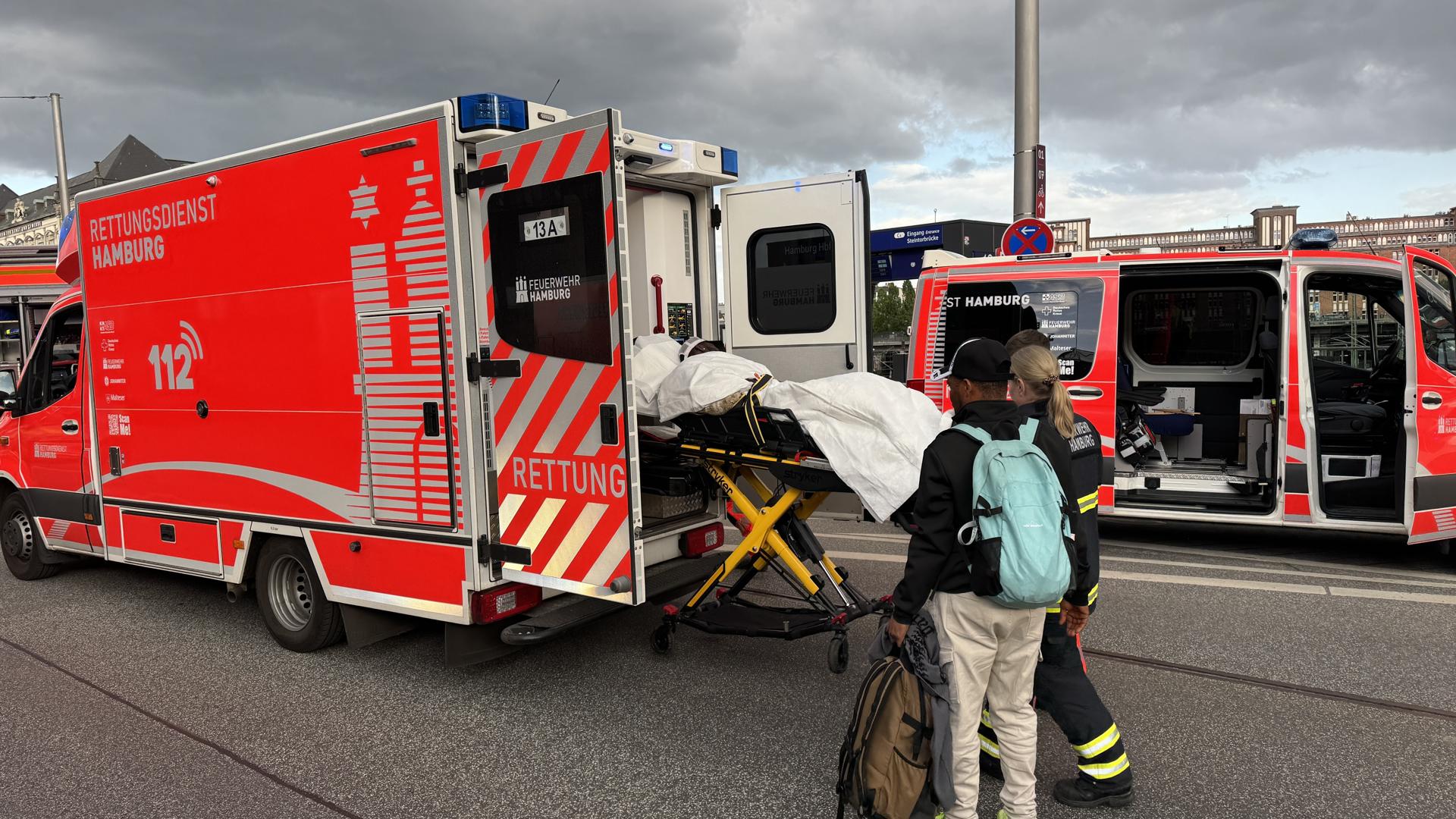 Una persona es transportada en camilla a una ambulancia afuera de la estación central en Hamburgo, Alemania, el 23 de mayo de 2025, después de un ataque con cuchillo en la estación que dejó varias personas heridas, algunas de gravedad según la policía. La agresora era una mujer de 39 años, según la policía. (Alemania, Hamburgo) EFE/EPA/NEWS5 / RENE SCHROEDER GERMANY OUT