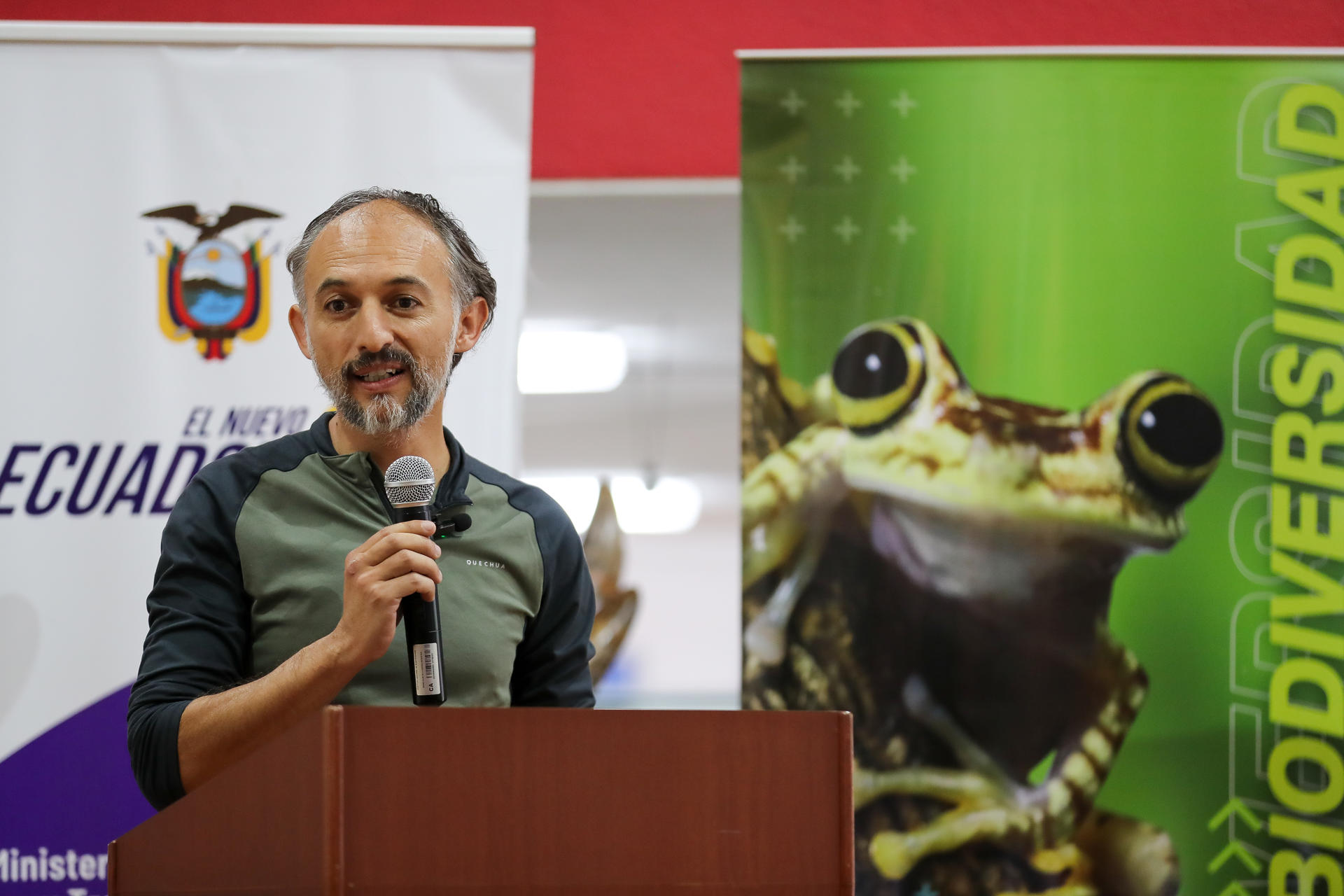 El director ejecutivo del Instituto Nacional de Biodiversidad (Inabio), Diego Inclán, da declaraciones a la prensa este jueves, en Quito (Ecuador). EFE/ José Jácome