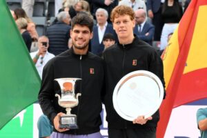 Carlos Alcaraz (I) y Jannik Sinner tras la final de Roma. EFE/EPA/Roberto Ramaccia