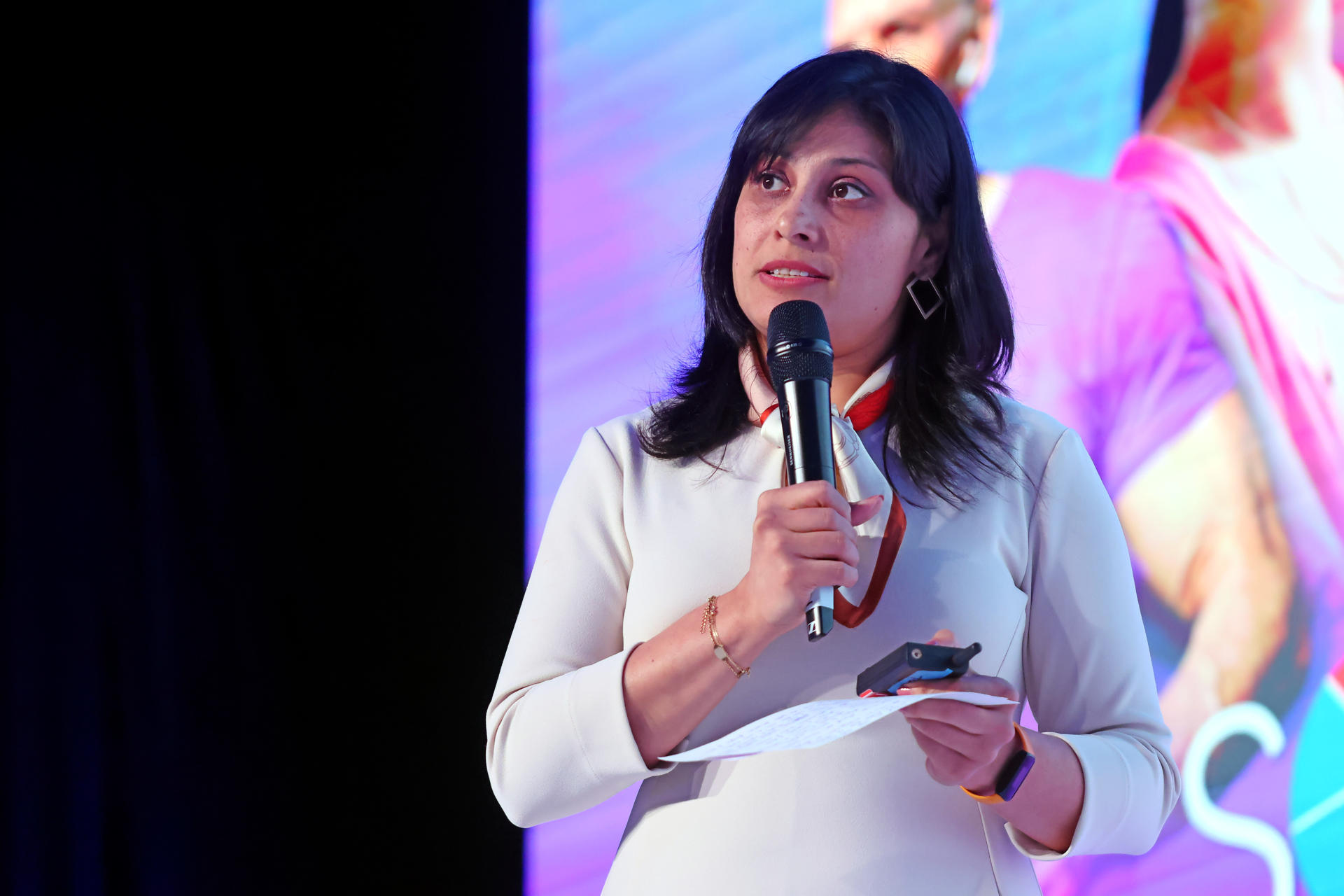 Fotografía de la doctora Sushmita Sen hablando durante en el foro 'Sohmmit Latam 2025' en Ciudad de Panamá (Panamá). EFE/ Gabriel Rodríguez