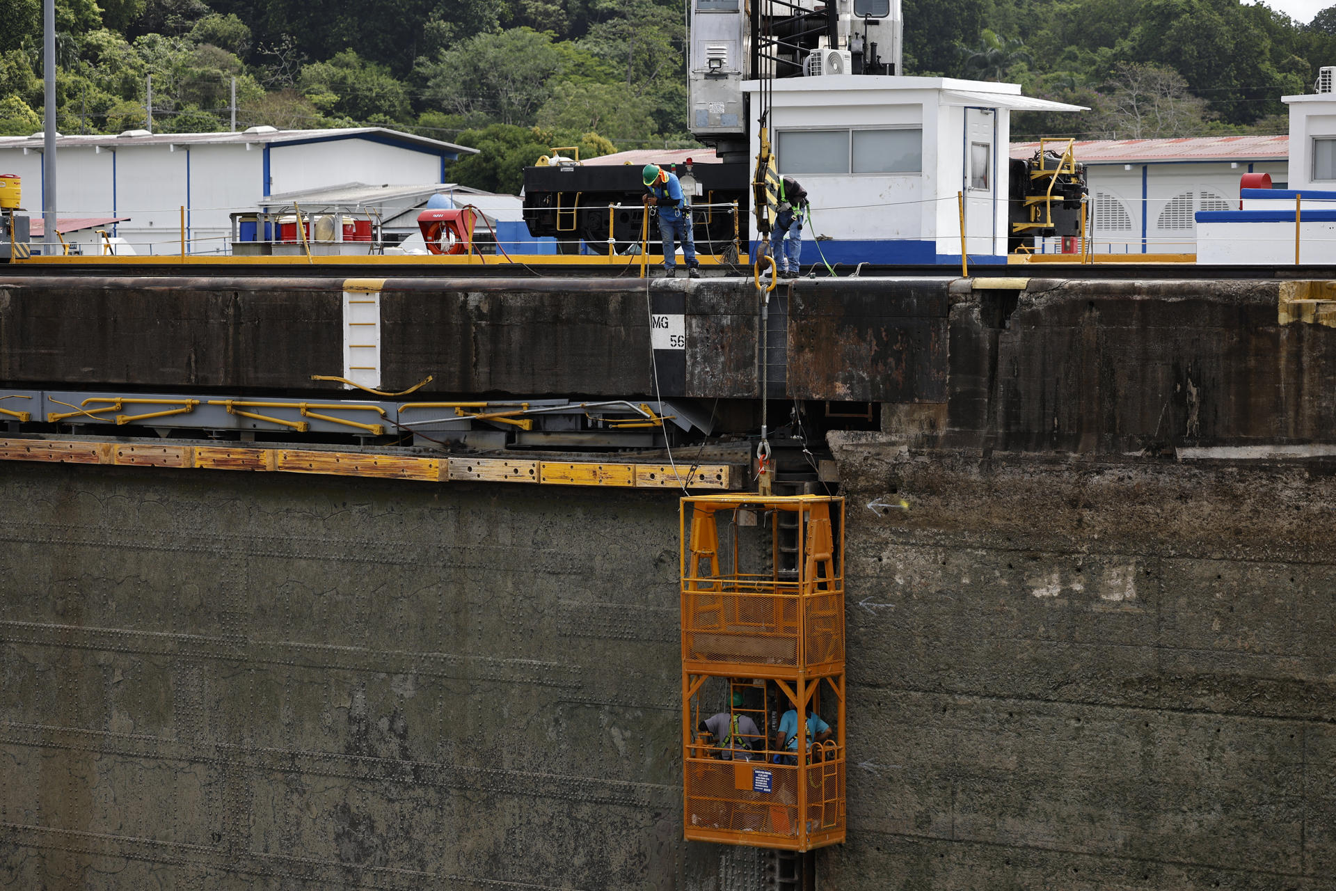 Personas trabajan en labores de reacondicionamiento y mantenimiento preventivo en cámara seca este viernes, en las esclusas de Pedro Miguel del Canal de Panamá (Panamá). EFE/Bienvenido Velasco