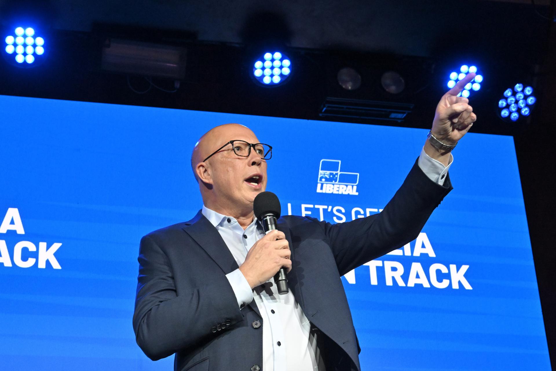 Fotografía de archivo, tomada el 01/05/2025, que muestra al líder del Partido Liberal de Australia, Peter Dutton, en un acto de campaña en Adelaida. EFE/EPA/MICK TSIKAS AUSTRALIA AND NEW ZEALAND OUT