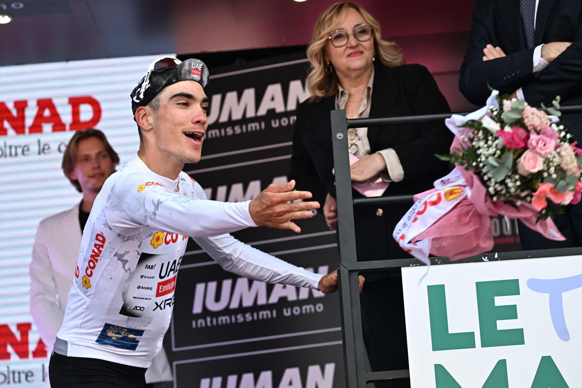 El español Juan Ayuso (UAE), segundo clasificado en la general del Giro de Italia. EFE/EPA/LUCA ZENNARO