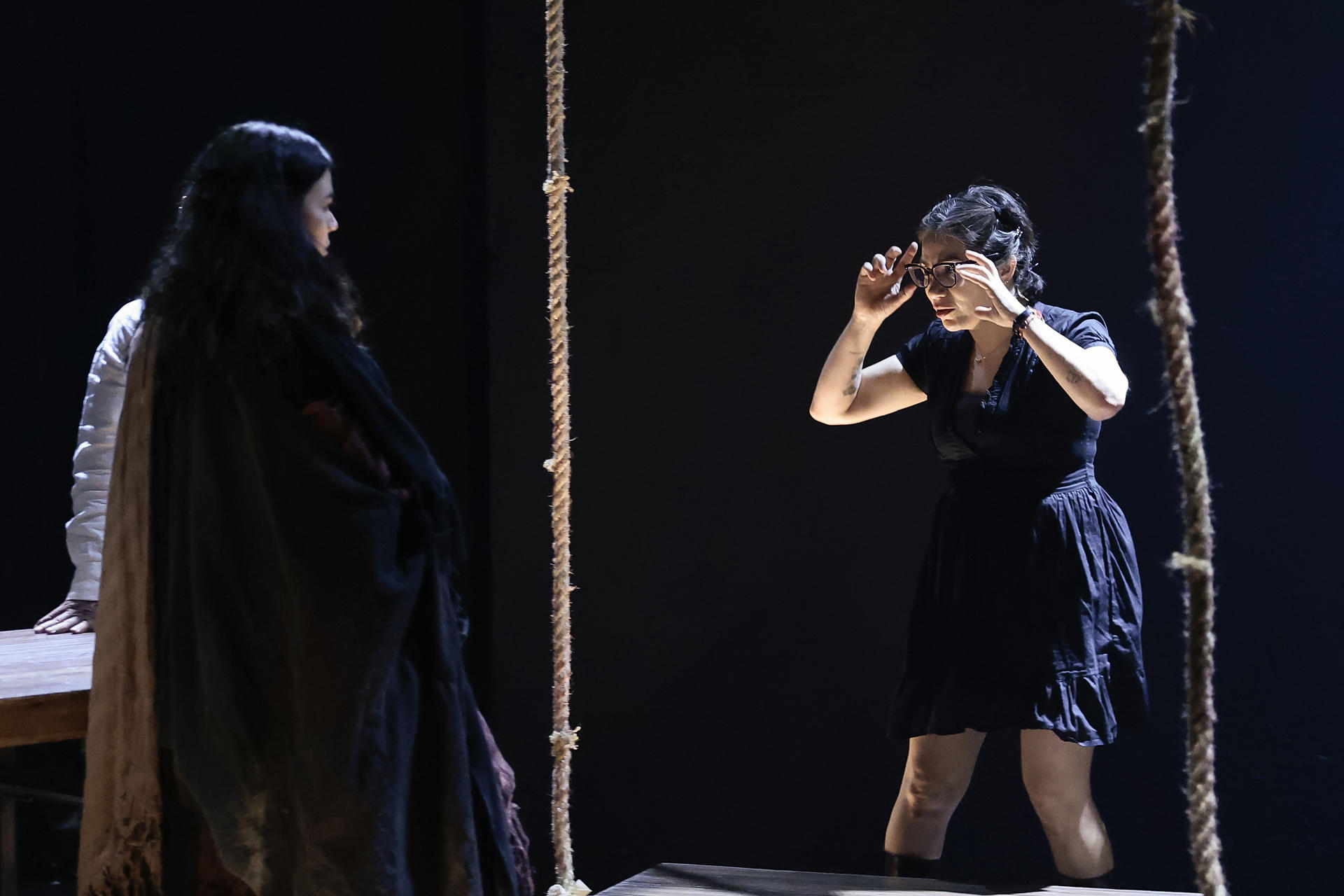 Fotografía del 9 de mayo de 2025, de la directora de la adaptación de la obra 'Bodas de sangre' Angélica Rogel (d), dirigiendo un ensayo previo al estreno en el Foro Shakespeare de Ciudad de México (México). EFE/ José Méndez