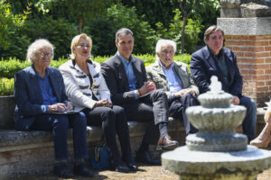 El presidente del Gobierno, Pedro Sánchez (c), acompañado por los familiares de Antonio Machado y Pilar Valderrama, el hispanista Ian Gibson (i) y el poeta Luis Carcía Montero (d), durante la inauguración hoy martes una placa conmemorativa en la Fuente de Machado, en los jardines del Palacio de la Moncloa, en Madrid. EFE / Pool Moncloa/Fernando Calvo.***SOLO USO EDITORIAL / SOLO USO DISPONIBLE PARA ILUSTRAR LA NOTICIA QUE ACOMPAÑA/ (CRÉDITO OBLIGATORIO)***.