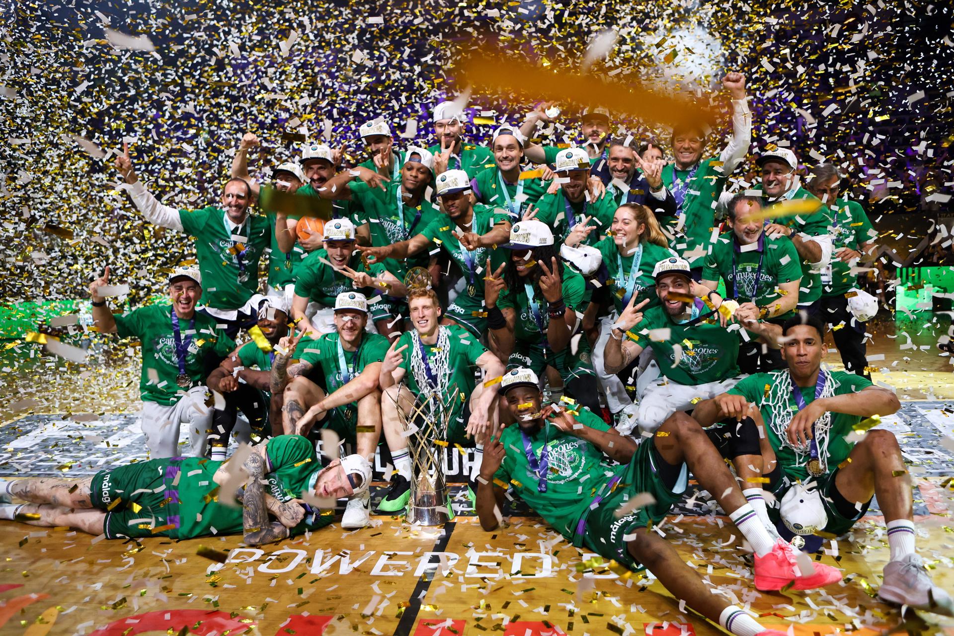 Los jugadores de Unicaja Málaga celebran el título de la FIBA Champions League en Ano Liosia, Atenas. EFE/EPA/GEORGIA PANAGOPOULOU