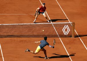 Carlos Alcaraz (delante) y Jannik Sinner, durante la semifinal que los enfrentó en la pasada edición de Roland Garros. EFE/EPA/MOHAMMED BADRA