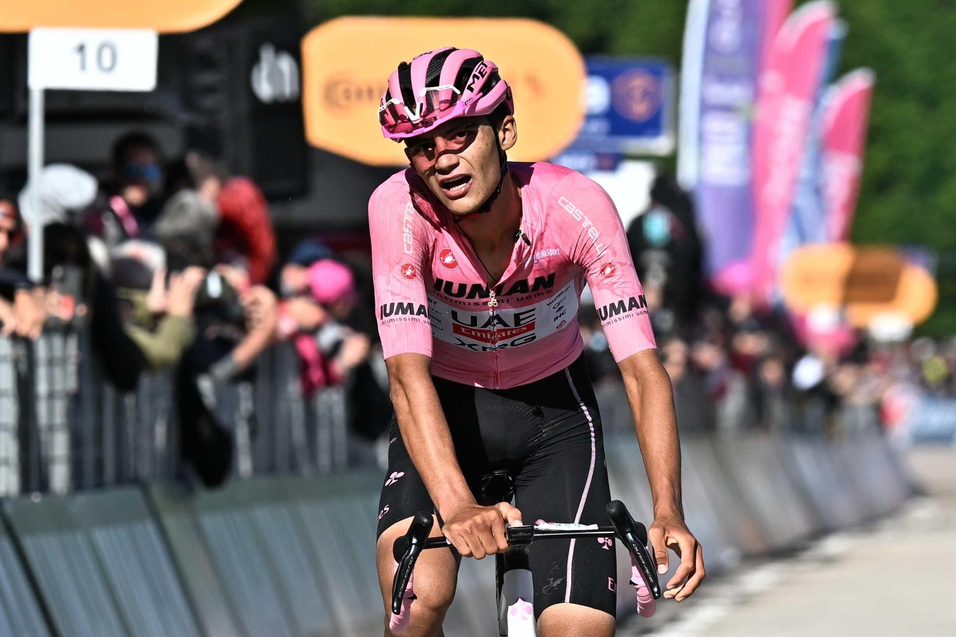 El mexicanor Isaac Del Toro Romero, del equipo UAE Team Emirates XRG, i tras la etapa 16 del Giro de Italia que se ha disputado entre Piazzola sul Brenta y San Valentino, Italia. EFE/EPA/LUCA ZENNARO