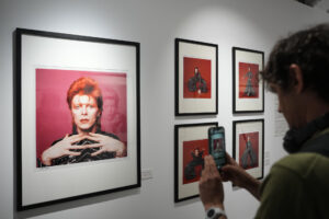 La galería Fotonostrum presenta la exposición 'Bowie x Sukita', que incluye 70 fotografías de David Bowie del reconocido fotógrafo japonés Masayoshi Sukita. EFE/Alejandro García
