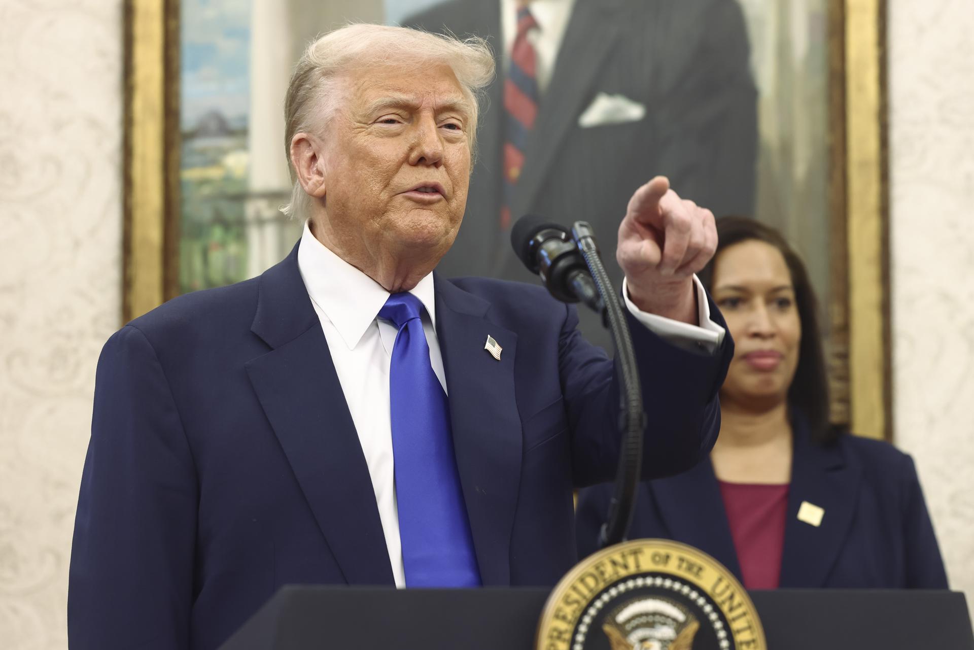 El presidente de EE.UU., Donald Trump, habla en la Casa Blanca, el 5 de mayo de 2025. EFE/JIM LO SCALZO