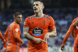 El delantero del Celta Alfon González celebra tras marcar ante la Real, en foto de archivo de Juan Herrero. EFE