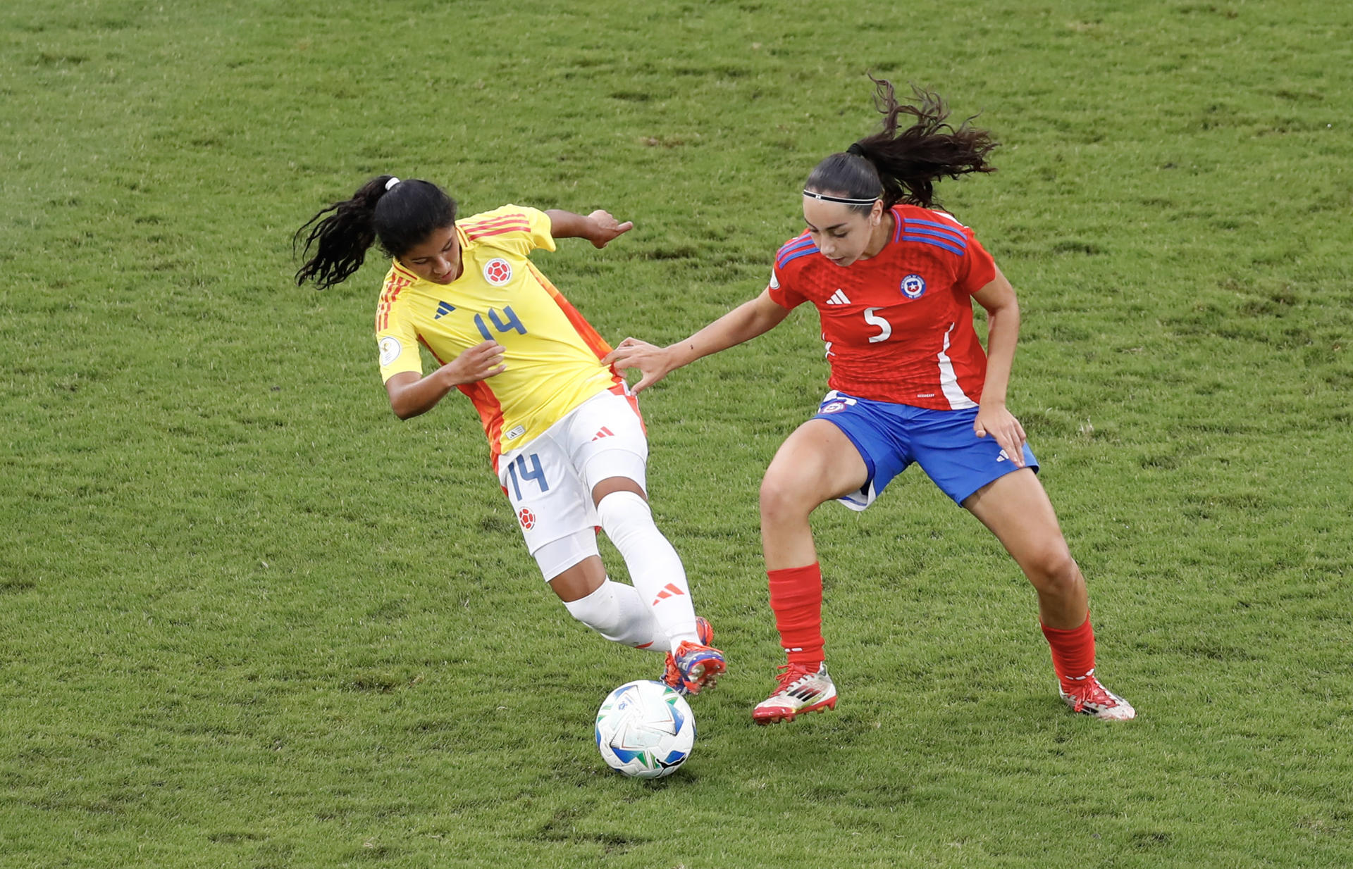 Amparo Abarca (d), de Chile, disputa el balón con María Camila Agudelo, de Colombia, en un partido del Sudamericano Femenino Sub-17 entre Chile y Colombia en el estadio Pascual Guerrero, en Cali (Colombia). EFE/ Ernesto Guzmán