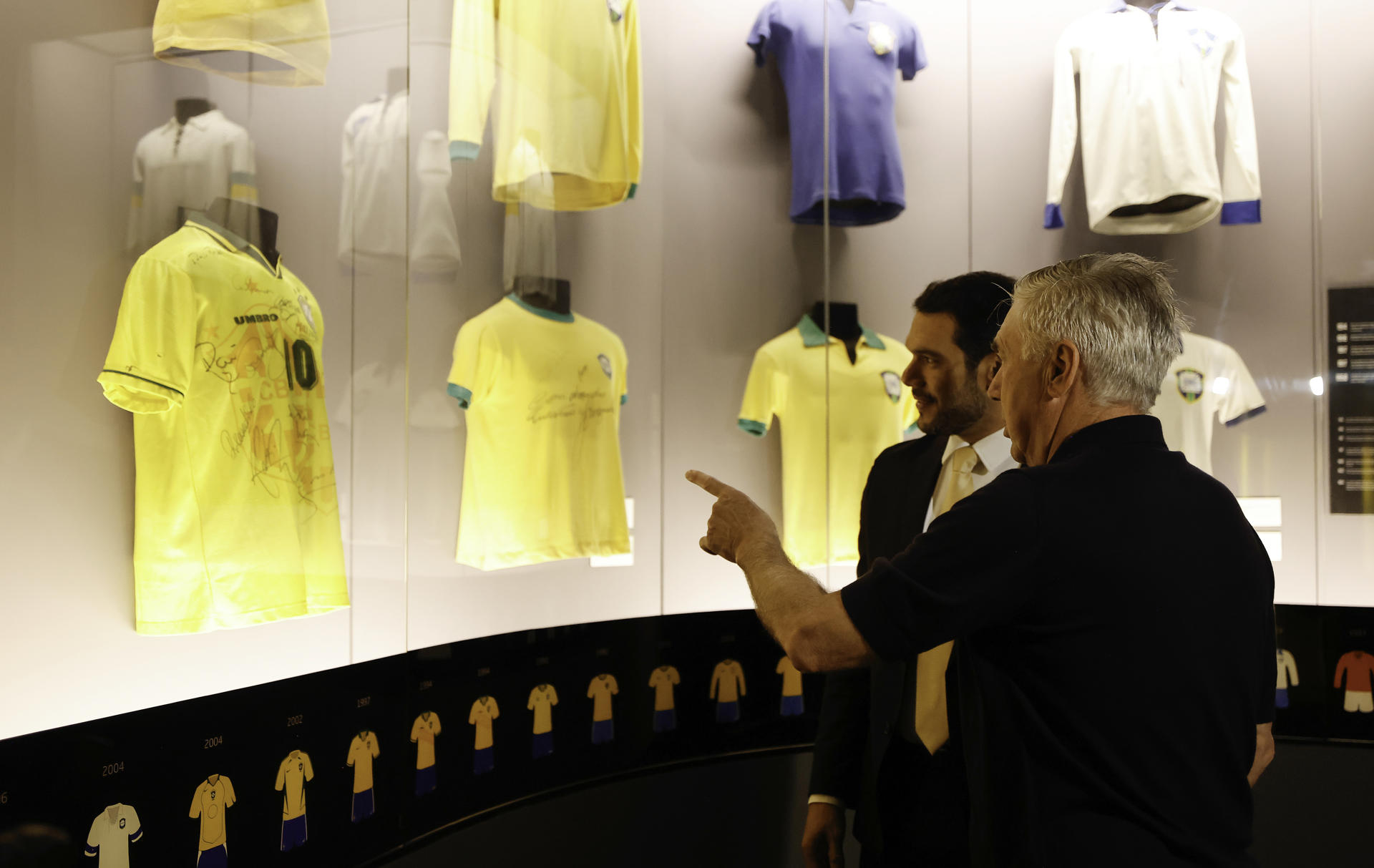 Fografía cedida por la Confederación Brasileña de Fútbol (CBF) del nuevo seleccionador, el italiano Carlo Ancelotti (d), junto al presidente de la CBF, Samir Xaud, durante la visita, este martes, al Museo del Fútbol en Río de Janeiro. EFE/ Rafael Ribeiro /Confederación Brasileña de Fútbol (SOLO USO EDITORIAL)