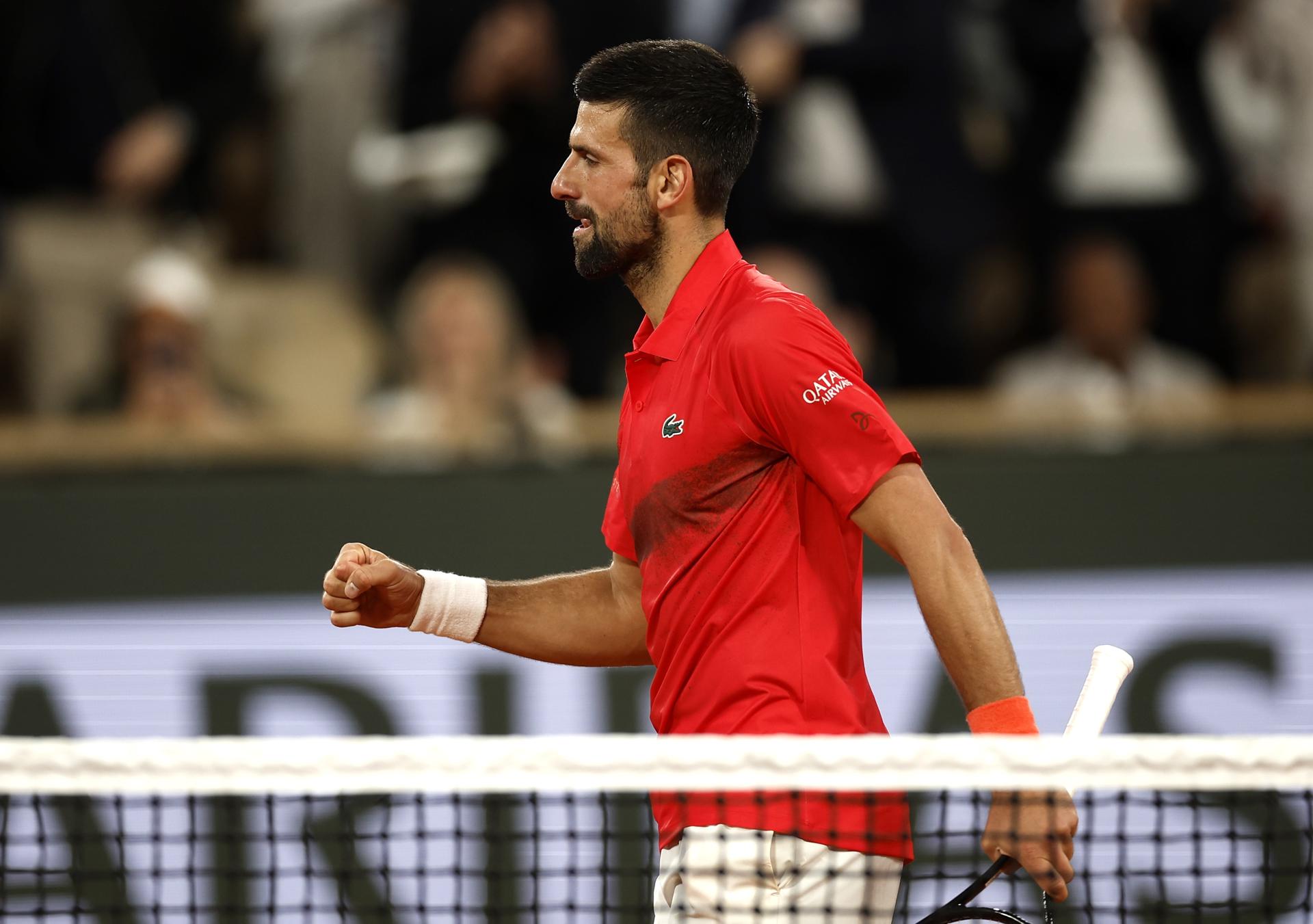 El tenista Novak Djokovic durante su debut ante el estadounidense Mackenzie Mcdonald en Roland Garros, París. EFE/EPA/YOAN VALAT