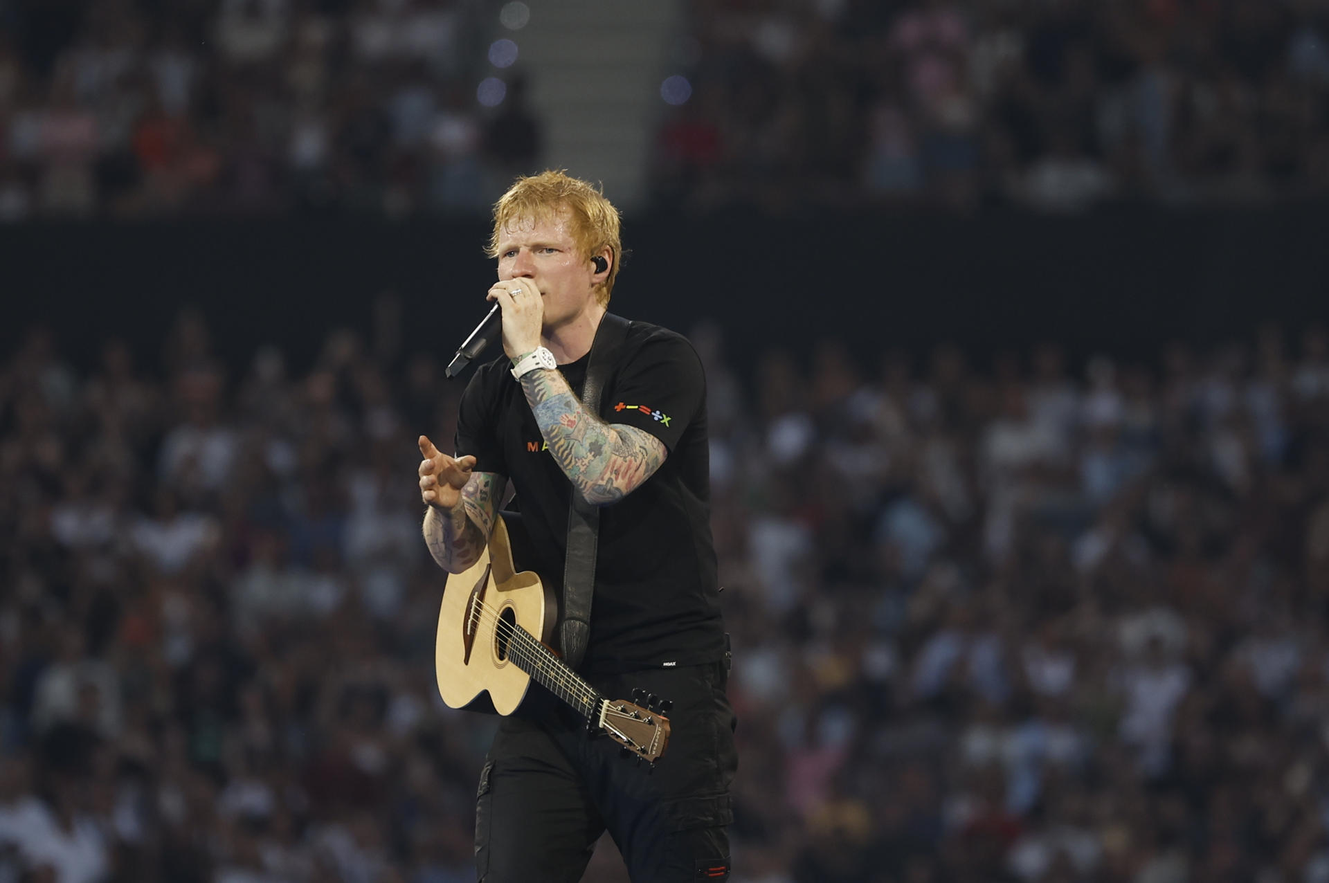 El cantautor y músico británico Ed Sheeran durante el concierto que ofrece este viernes en el estadio Metropolitano, en Madrid. EFE/Mariscal SOLO USO EDITORIAL/SOLO DISPONIBLE PARA ILUSTRAR LA NOTICIA QUE ACOMPAÑA (CRÉDITO OBLIGATORIO)/UN SOLO USO