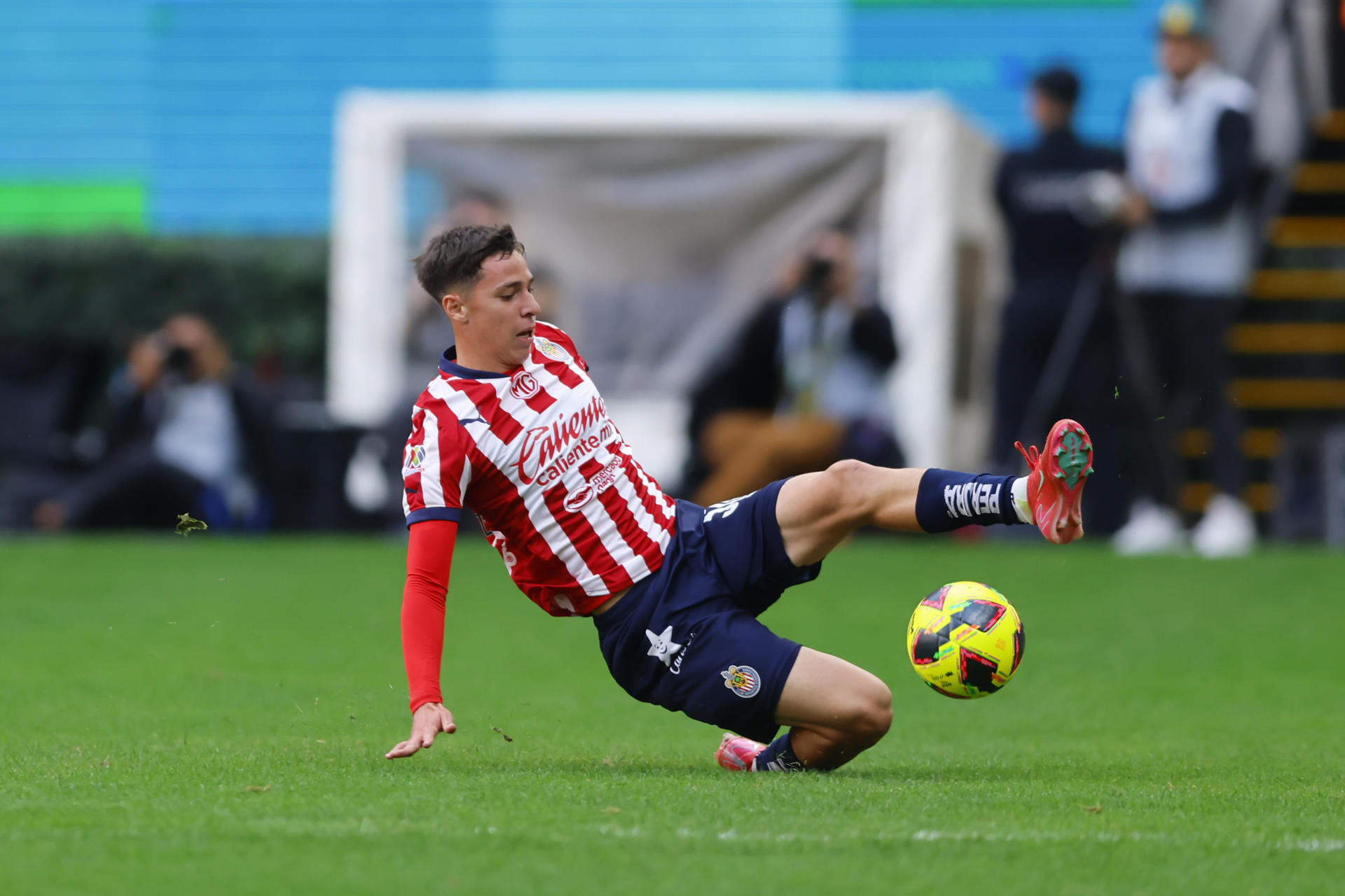 Mateo Chávez de Guadalajara controla el balón durante un partido disputado en el Estadio Akron en la ciudad de Guadalajara, Jalisco (México). Fotografía de archivo. EFE/ Francisco Guasco