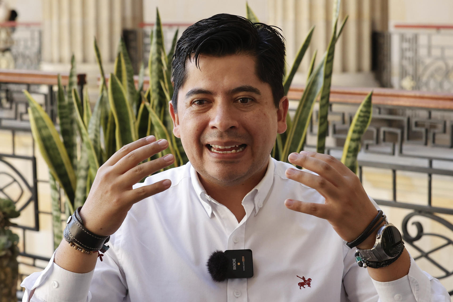 Fotografía del 21 de mayo de 2025 del senador y analista político colombiano Ariel Ávila hablando en entrevista con EFE en Bogotá (Colombia). EFE/ Mauricio Dueñas Castañeda