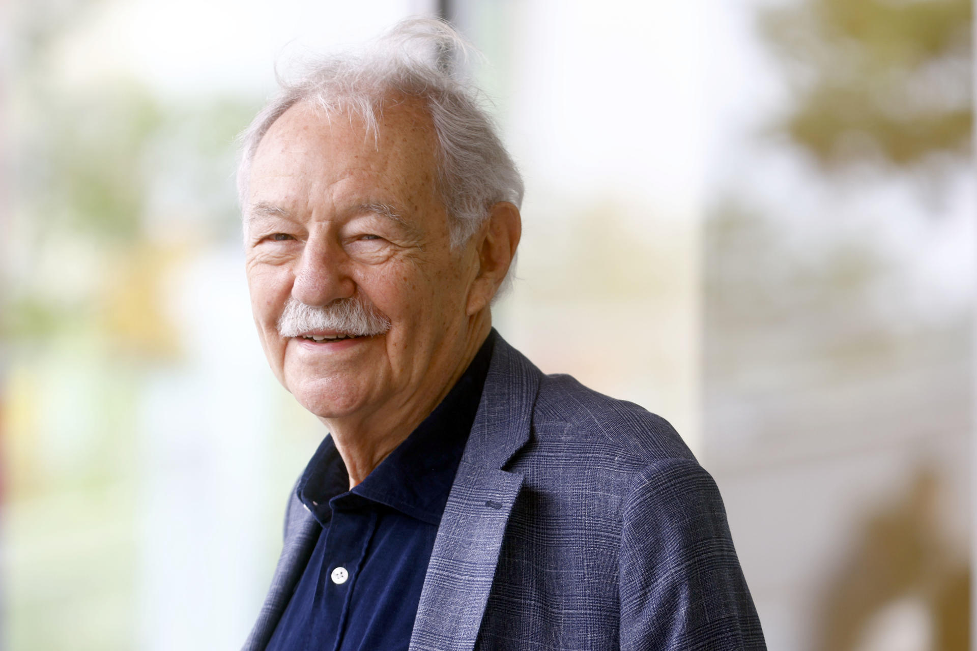El escritor Eduardo Mendoza, una de las voces de la narrativa contemporánea más reconocidas por público y crítica, posa para la prensa gráfica a su llegada a la rueda de prensa que ha ofrecido este miércoles en Barcelona, tras haber sido galardonado con el Premio Princesa de Asturias de las Letras 2025. EFE/Quique García