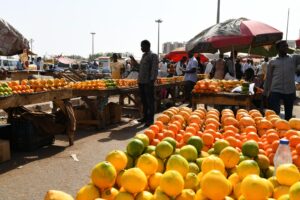 Foto archivo. 
Sudaneses compran en un mercado local en Jartum, Sudán. EFE/EPA/ELA YOKES