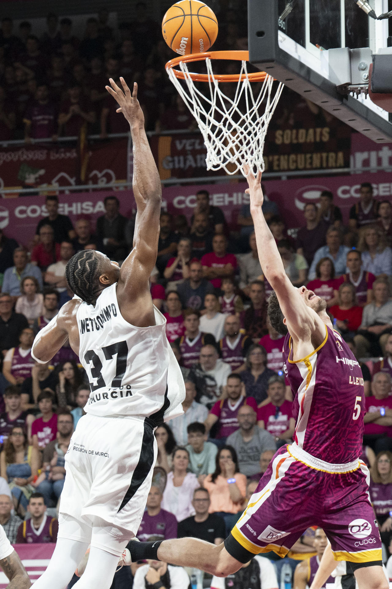 Oriol Pauli Fornells (d) del Lleida en acción ante Kostas Antetokounmpo del UCAM Murcia este domingo, durante el partido de la jornada 30 de la Liga Endesa, entre el Força Lleida y el UCAM Murcia, en Lleida.