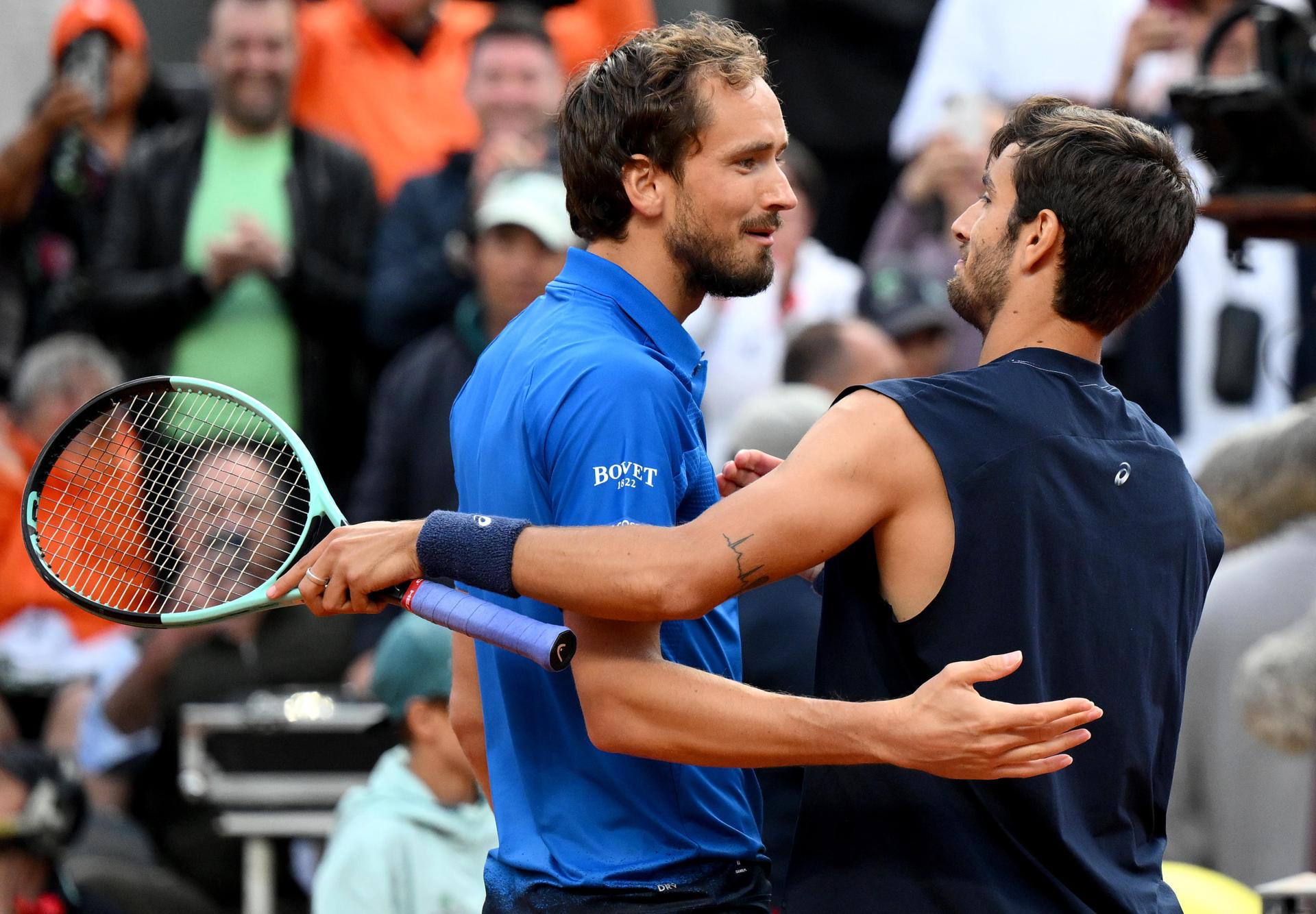 El italiano Lorenzo Musetti abraz al ruso Daniil Medvedev en Rome. EFE/EPA/ETTORE FERRARI