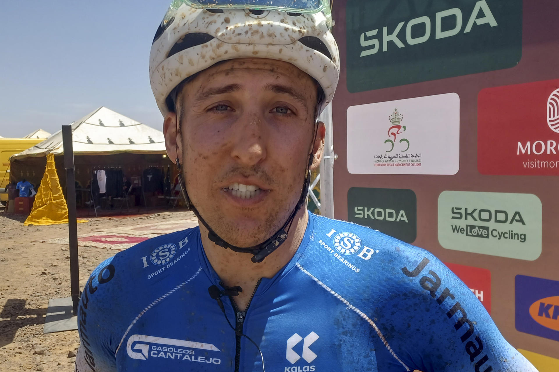 El ganador de la etapa Noel Martin este miércoles, tras la segunda etapa del Titan Desert Marruecos en Ait Ben Said. El abulense Noel Martín (Blyz), doble campeón mundial de tándem y medallista de bronce olímpico en Tokio 2020 de la modalidad, se coló en la fiesta de los favoritos y sorprendió con un alarde de valentía para imponerse en la segunda etapa de la Titan Desert Marruecos en duelo directo con el 'expro' Luis Ángel Maté.EFE/ Carlos De Torres