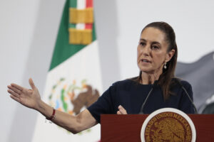 Sheinbaum rechazó que la decisión de los Estados Unidos de reforzar la seguridad en su frontera sur, al designar ciertas zonas como áreas de defensa nacional, haya sido un acuerdo con su homólogo Donald Trump para frenar la migración. EFE/ José Méndez