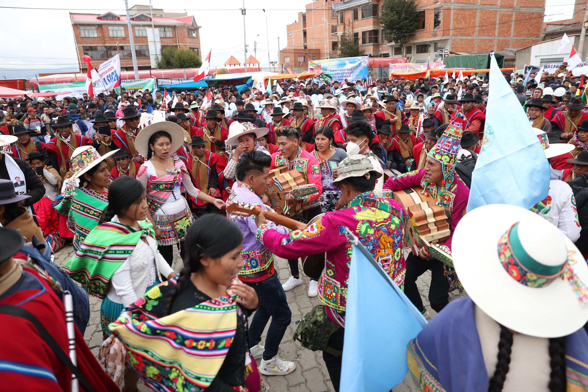 Integrantes de organizaciones sociales participan de un acto donde el presidente del Senado, Andrónico Rodríguez, es proclamado como candidato presidencial para los comicios electorales 2025, este sábado en El Alto (Bolivia). EFE/Luis Gandarillas