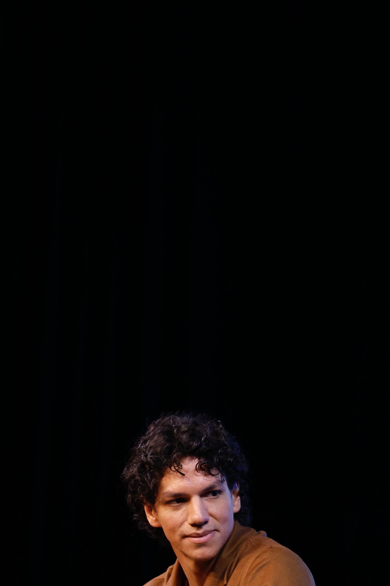El bailarín mexicano Isaac Hernández, participa durante una rueda de prensa este martes, en Ciudad de México (México). EFE/ Sáshenka Gutiérrez