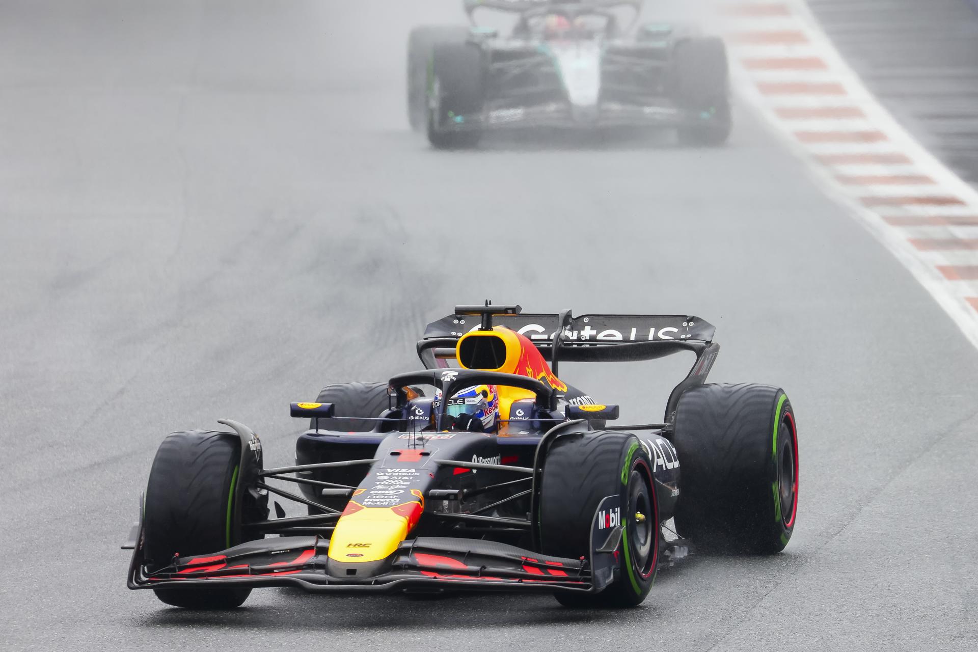 El piloto de Red Bull Racing Max Verstappen compite en la carrera de velocidad en el Autódromo Internacional de Miami en Miami Gardens. EFE/EPA/CRISTOBAL HERRERA-ULASHKEVICH