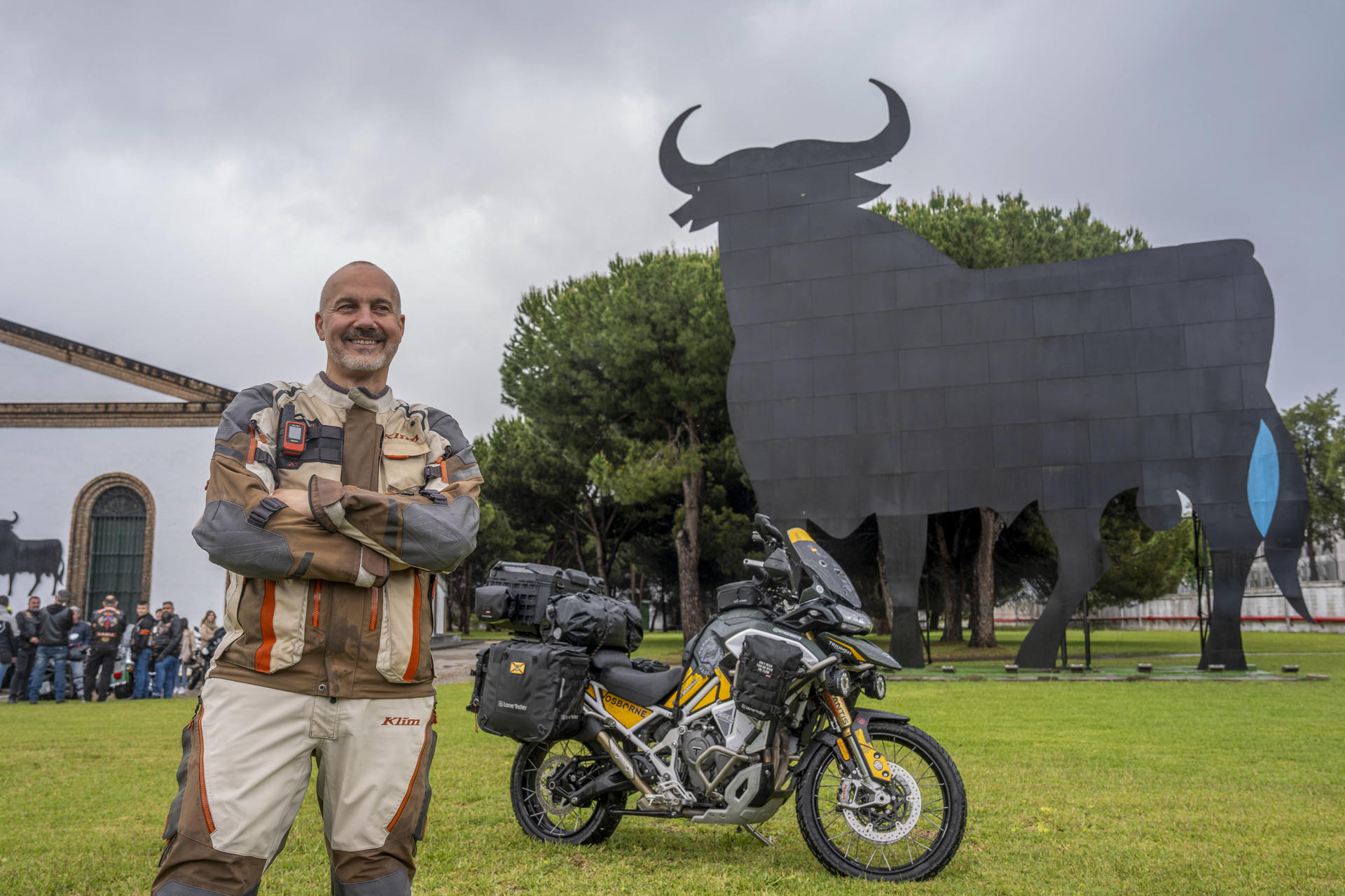 Tras haber alcanzado las figuras del toro de Osborne situadas en España, México y Dinamarca, Julio Álamo inicia la tercera y última etapa del reto este sábado desde El Puerto de Santa María y con destino Japón . EFE/Román Ríos
