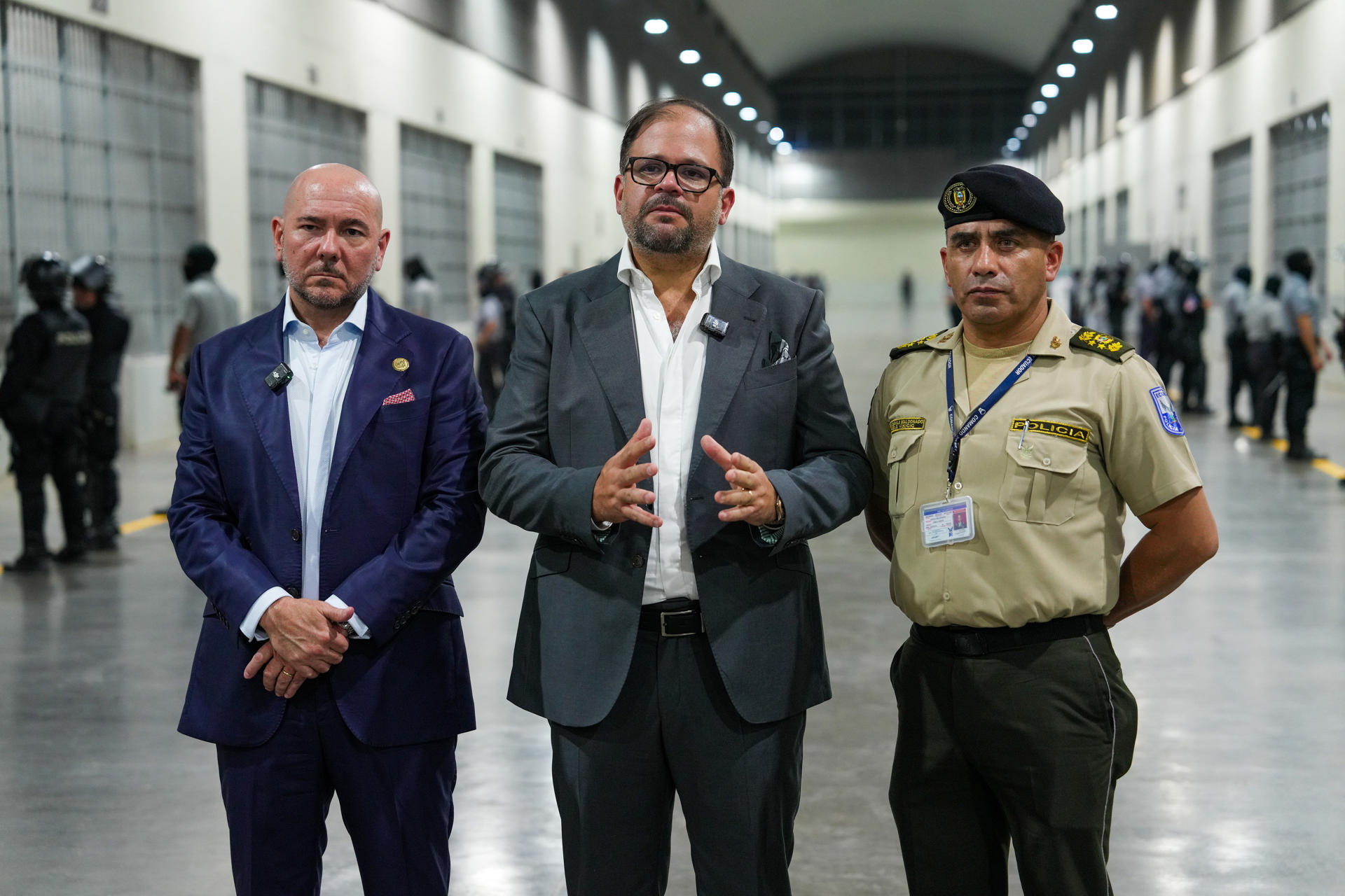 Fotografía cedida este miércoles, 30 de abril, por el Gobierno de El Salvador de los ministros ecuatorianos de Defensa e Interior, Gian Carlo Loffredo (i) y John Reimberg (c), respectivamente, durante una visita al Centro de Confinamiento del Terrorismo (Cecot), en Tecoluca (El Salvador). EFE/Gobierno de El Salvador