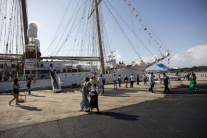 Vista general del buque escuela de la Armada española Juan Sebastián de Elcano este miércoles, 21 de mayo, al ser visitado por decenas de personas, en Santo Domingo (República Dominicana). EFE/Orlando Barría