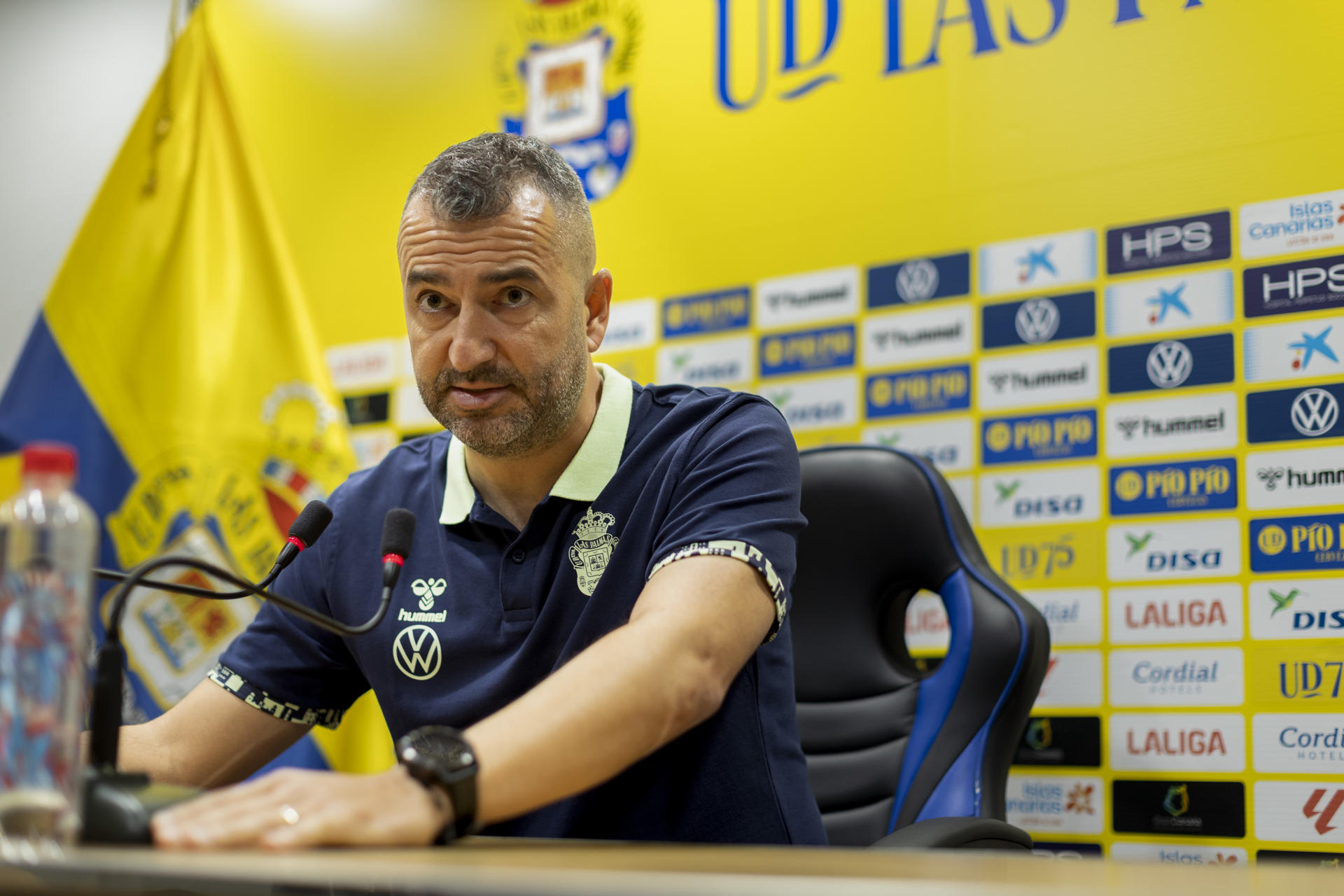 El entrenador de la Unión Deportiva Las Palmas, Diego Martínez (d), valora en rueda de prensa el partido que su equipo disputa contra el Valencia, de nuevo con el reto de abandonar los puestos de descenso en LaLiga EA Sports. EFE/Quique Curbelo