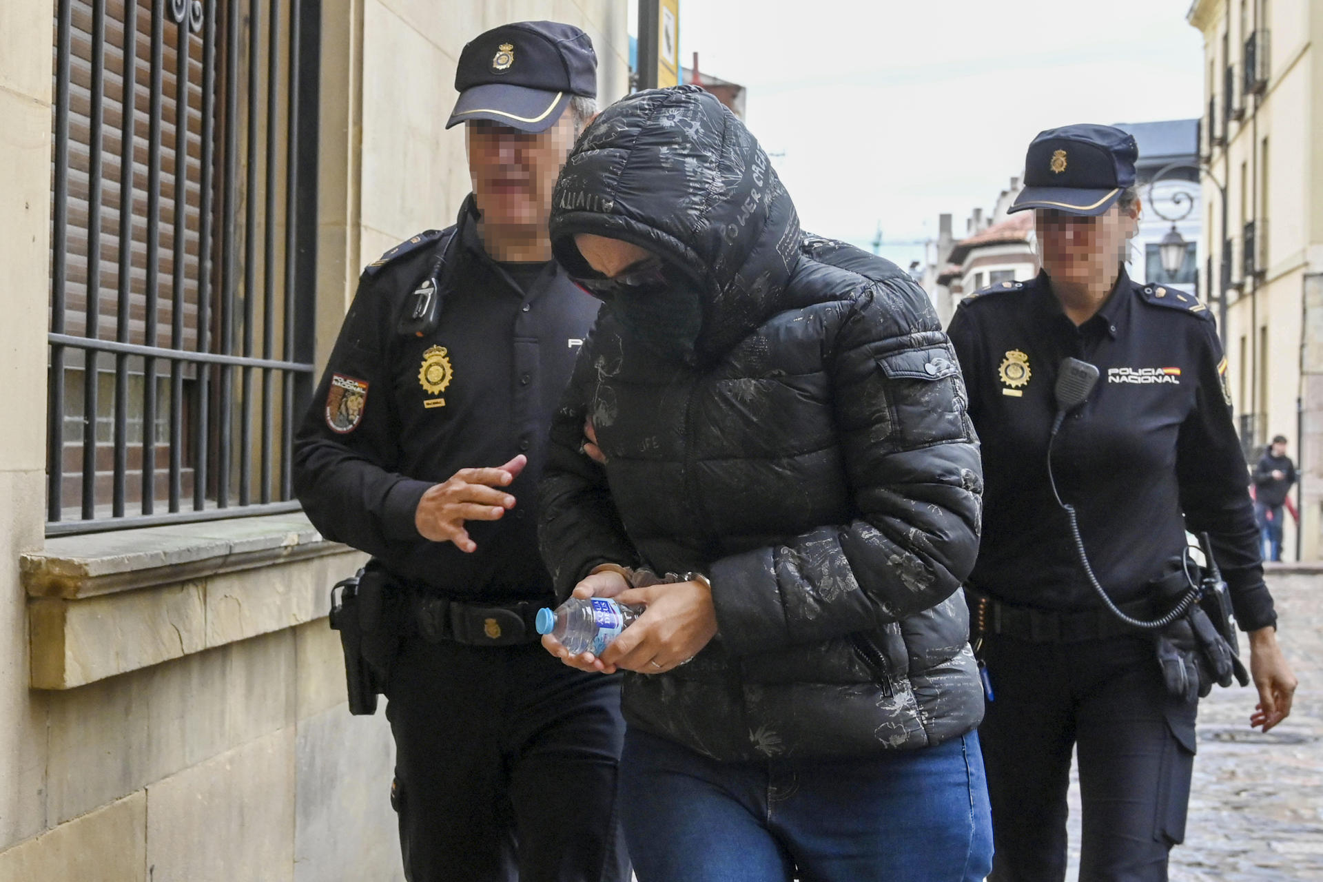 La auxiliar de enfermería acusada de matar a una anciana de 89 años inyectándole insulina en la residencia Virgen del Camino de León a su llegada a la última jornada del juicio con jurado popular que se sigue contra ella. EFE/ J.Casares