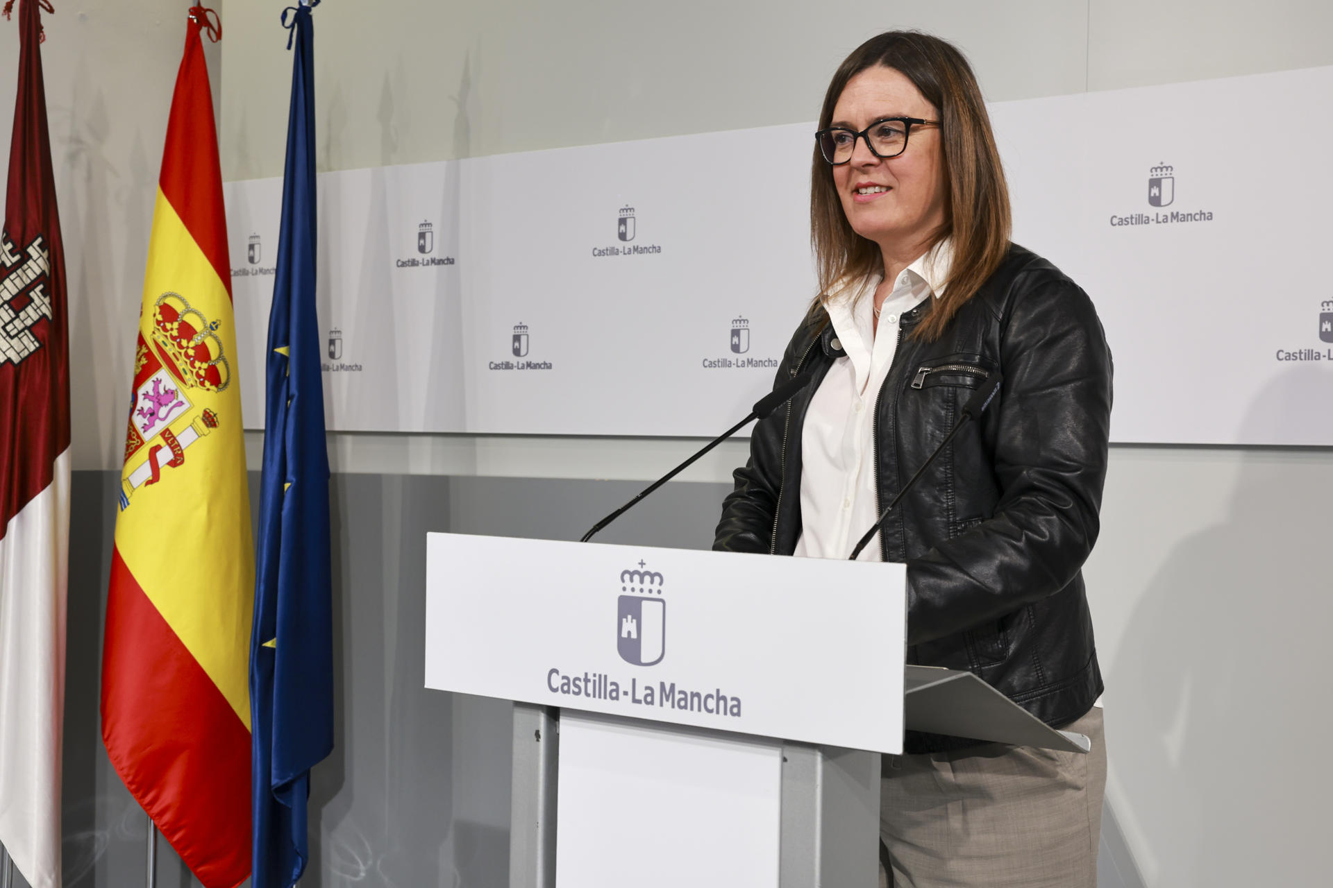 Rueda de prensa de la consejera portavoz del Gobierno regional, Esther Padilla, para dar cuenta de los asuntos tratados en el Consejo de Gobierno, este miércoles en el Palacio de Fuensalida en Toledo.- EFE/ Ismael Herrero