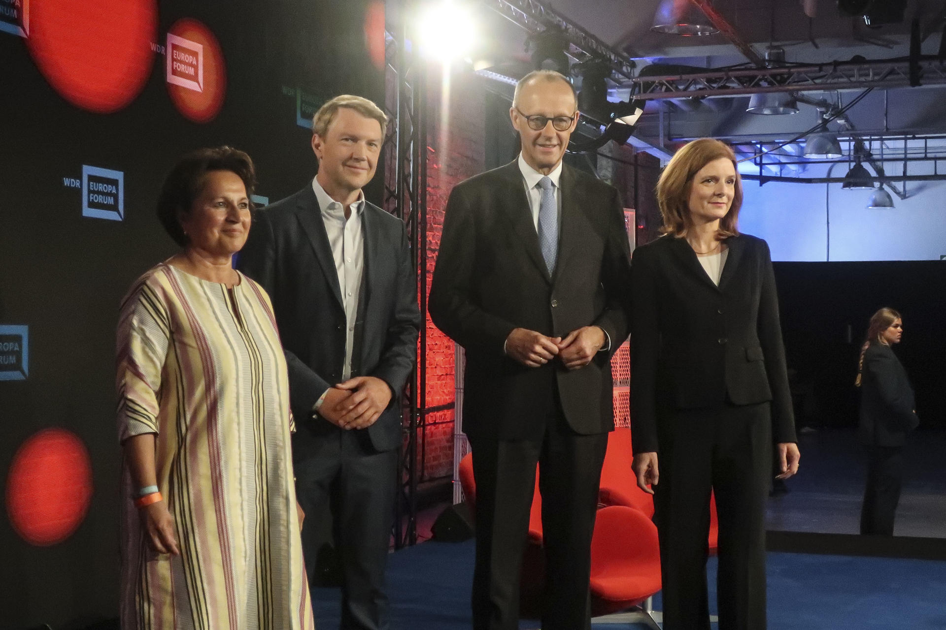 El canciller alemán, Friedrich Merz (2i) participa este lunes en el Foro Europeo de la cadena WDR sobre "Guerras, Crisis y la Cancillería" en Berlín. EFE/ Lucas Rubio Albizu