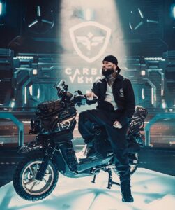 Fotografía cedida por VG Media PR donde aparece el artista urbano puertorriqueño Farruko posando junto a una Carbon Armor Scooter, su propia línea de motocicletas. EFE/VG Media PR